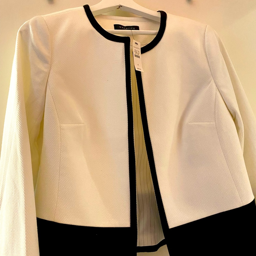 Great white and black jacket, lined but not heavy and no wrinkles.